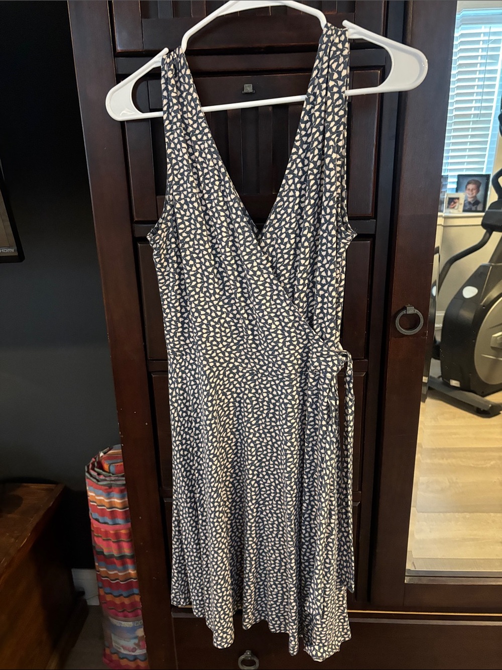 Lascana: Sleeveless Navy and White Wrap-Style Midi Dress (6/ 38)